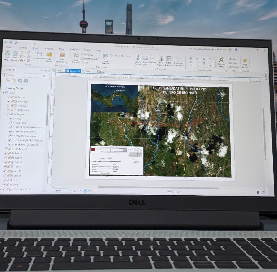 Mapa digital abierto en una computadora para análisis geoespacial