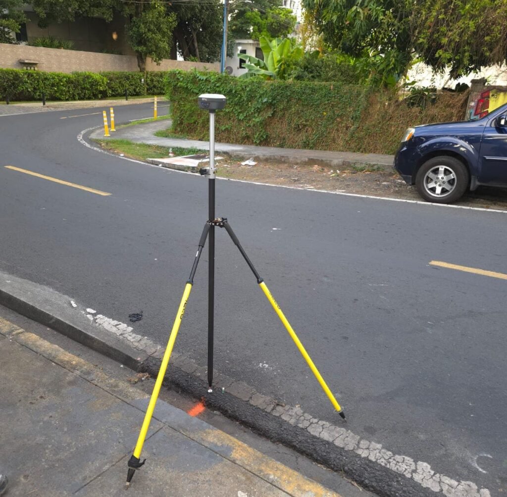 Receptor GNSS instalado sobre trípode junto a una vía