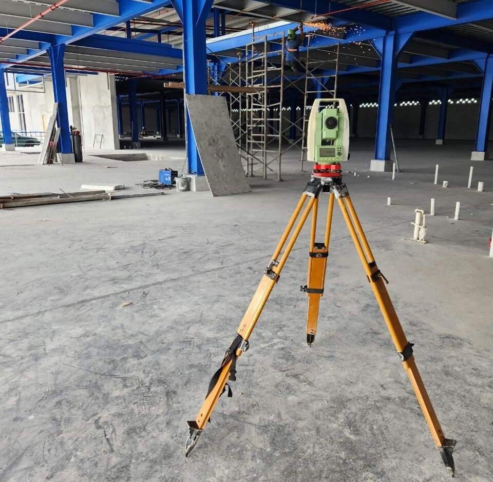 Estación total instalada para mediciones dentro de una obra