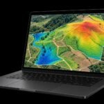 Computadora portátil con una imagen aérea abierta en software de trabajo